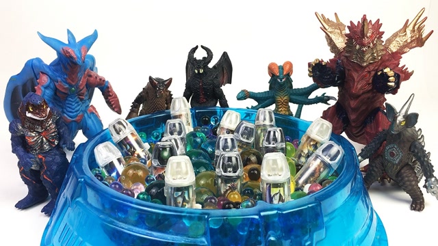 花样玩具屋  奥特曼胶囊合集,在吸水珠里找到怪兽胶囊