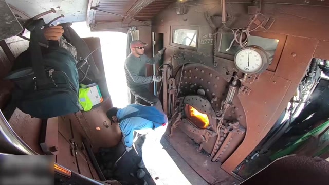 蒸汽火车的驾驶室往炉子里扔煤炭