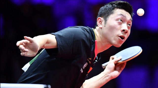 许昕浪了一个假动作,盲打让对手摔球拍,在乒乓球场上表演的男人