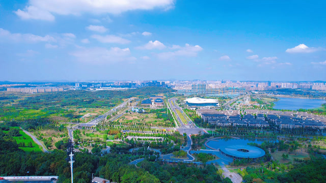 太壮观了!航拍蓝天白云下的南京南部中心,新城活力无限