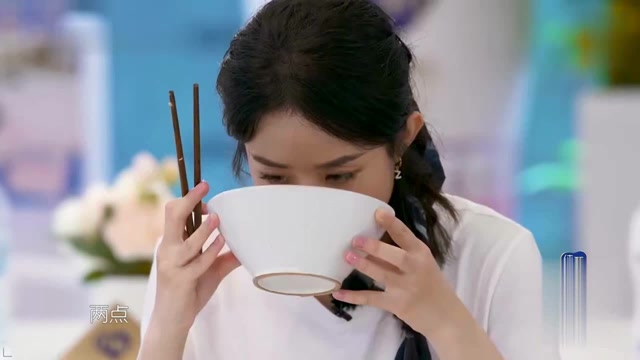 赵丽颖不顾偶像包袱,端起碗吧唧吧唧大口吃面,太过瘾了