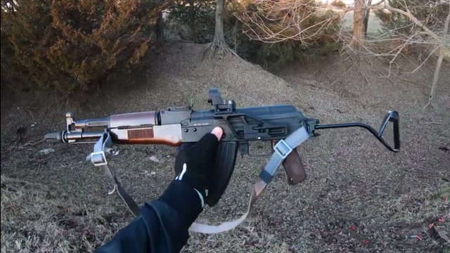 东德产的ak步枪,安装消音器,枪托可折叠,第一视角射击欣赏