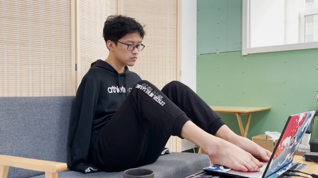 无臂小伙大鹏身残志坚,突破身体极限,用双脚走出新天地