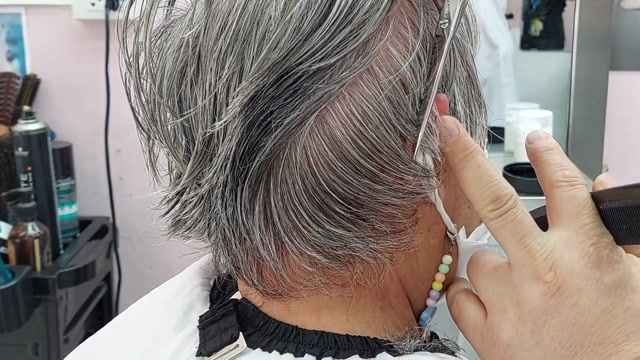 阿婆头发花白到理发店剪款"露耳短发",不染不烫也精神时尚