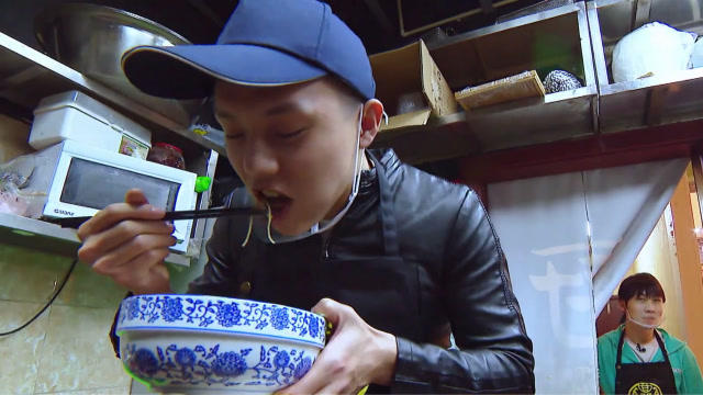 你是来搞笑,马睿瀚饭店偷吃面条被抓,一脸怂样让吴震昊大笑不停