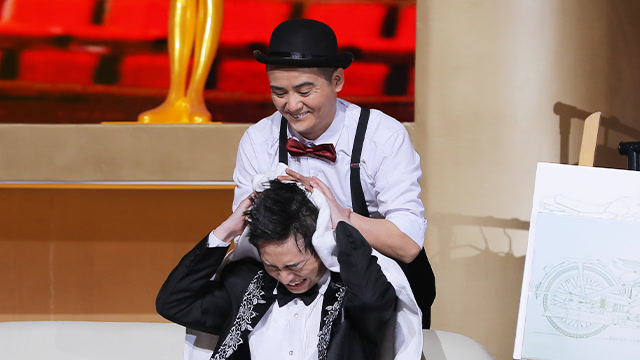 张霜剑自己拉幕,被叶逢春泼了一头水