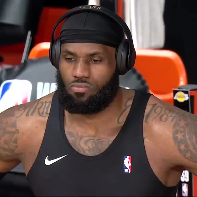 在想什么事呢?詹姆斯头戴耳机神情略显紧张