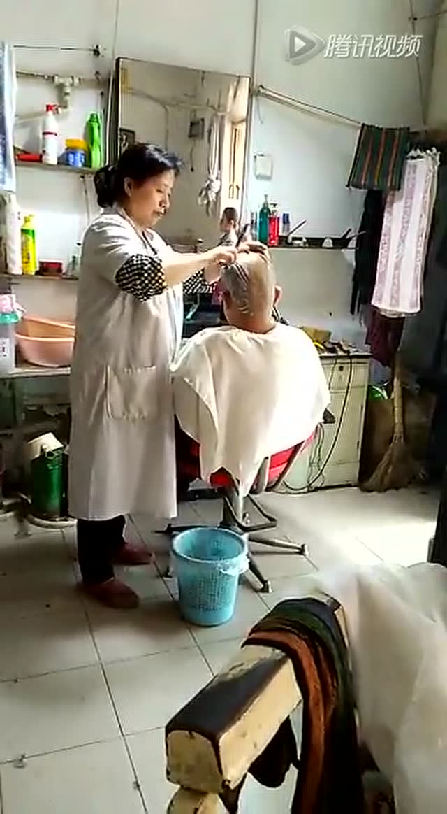 越南刮脸 剃面图片