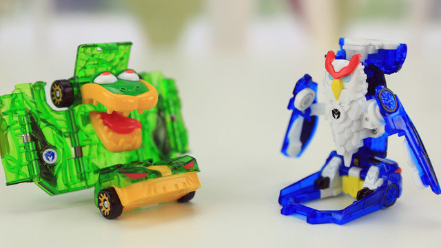 超能玩具白白侠 玩具秀:韩版魔幻车神第二弹 魔蛙车神vs猫鹰车神