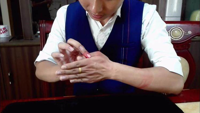 魔术揭秘手指分离的惊悚表演,原来这么简单!