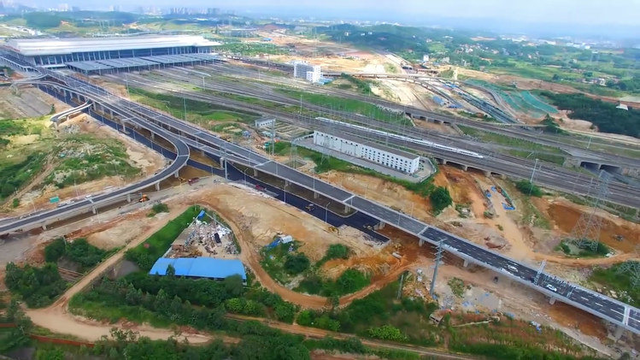 航拍高铁动车组优美的驶入南宁东站风景真美