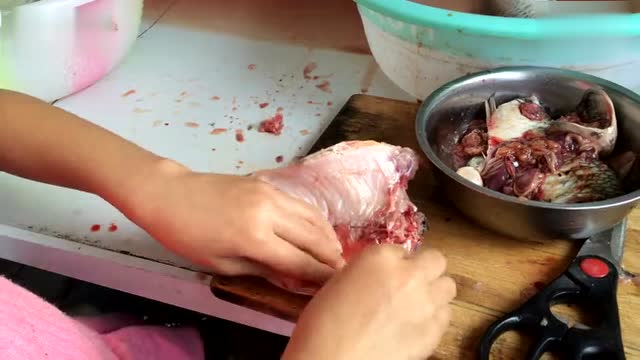 实拍小美女变身杀鱼高手