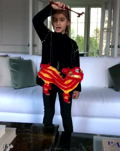 川普外孙女arabella唱中文歌《新年好》