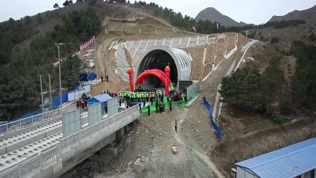 京沈客专三棱山隧道全线贯通