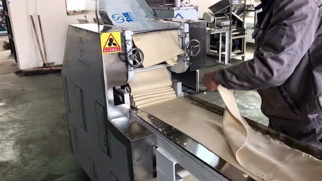 两组面条饺子皮馄饨皮制作过程-河北亚龙机械制造有限公司