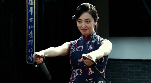 美女穿上旗袍耍上了中国功夫