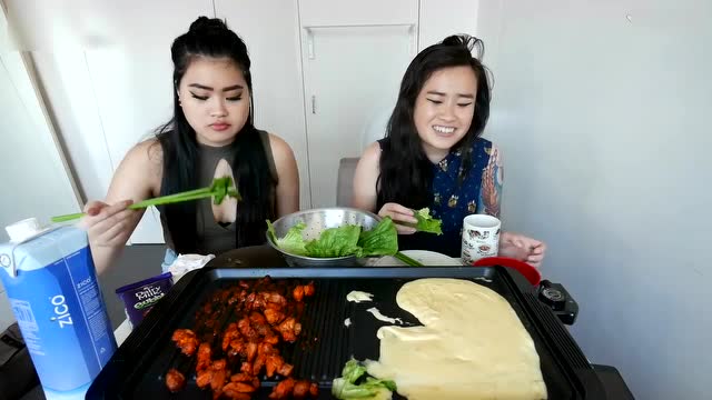 吃货姐妹花吃烤火鸡肉 蔬菜包着芝士 一大盘吃完