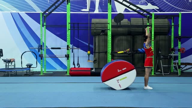 啦啦操蓝星级考级内容:3.前软翻,前手翻(翻腾训练器)