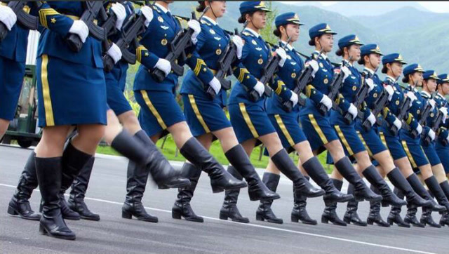 实拍阅兵村女兵仪仗队训练,台下一分钟就是这样训练出来的!