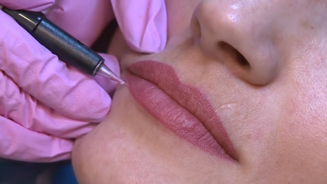实拍20岁妹子做纹唇,暗淡无色瞬间就变得饱满又迷人!