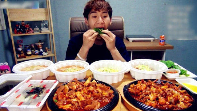 大胃王奔驰小哥火力全开吃5人餐,一顿饭的花销够我用三天