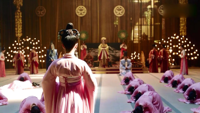 秀女刚入宫就被国师算出是未来皇后,其他秀女跪拜