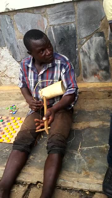 非洲卢旺达小黑也有二胡赤脚快乐地演奏