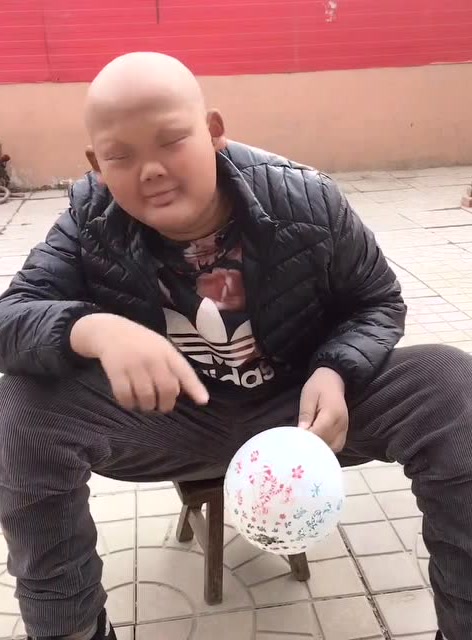 小兄弟长这么丑就不要出来了呀,吓住了花花草草也不好啊