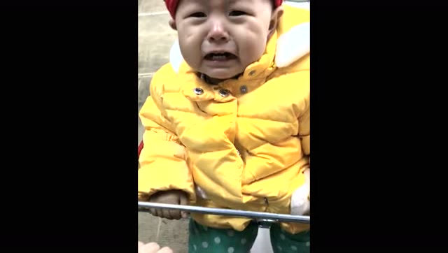那么小的宝宝太可爱了,哭着哭着看见帅哥就不哭了