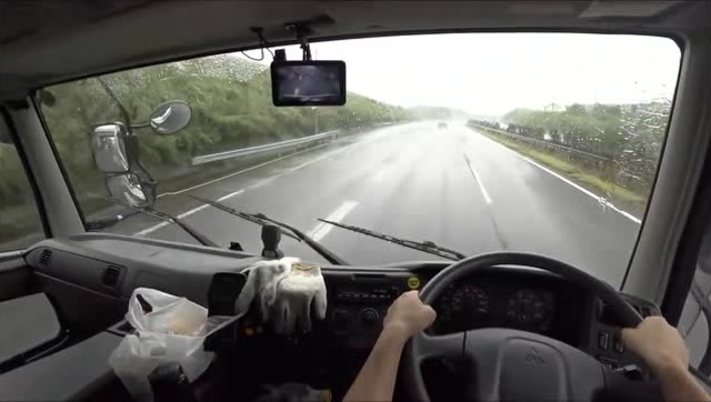 实拍:日本司机驾驶三菱卡车行驶在高速公路上