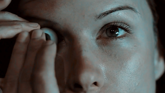 独眼女警配黑科技义眼,侦察 记录,超酷!《末日侵袭》