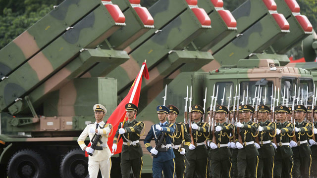 驻港部队三军仪仗队出场,这整齐的军姿让人大开眼界
