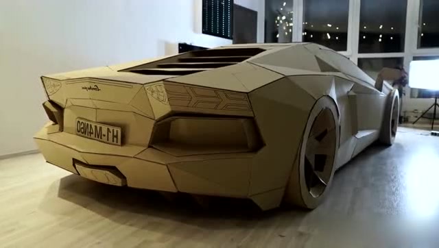 小伙用硬纸板做了一辆兰博基尼,这手艺简直就是天才!