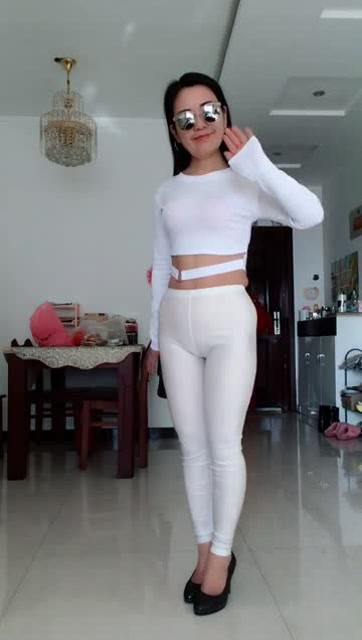 白色衬衣搭配紧身裤,爱美的大妈穿搭潮流个性