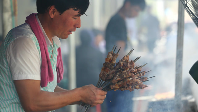 新疆喀什这家简陋的烧烤店却烤出南疆最棒的羊肉串