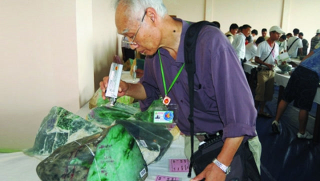 翡翠王马崇仁:翡翠赌石由130万到上亿元的神奇性跳跃