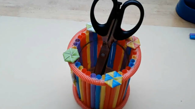 这款吸管手工diy笔筒 漂亮实用又省钱