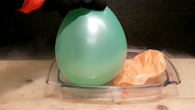 科学实验:把气球放进液氮中,结果出乎所有人意料!