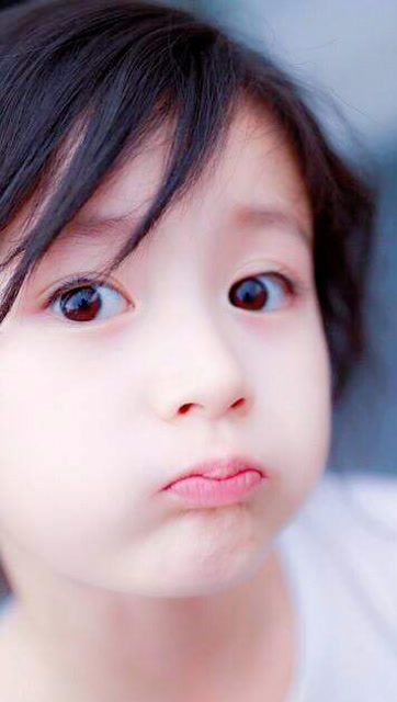 可爱的中国萌娃裴佳欣,外国人围观后也想生一个女孩