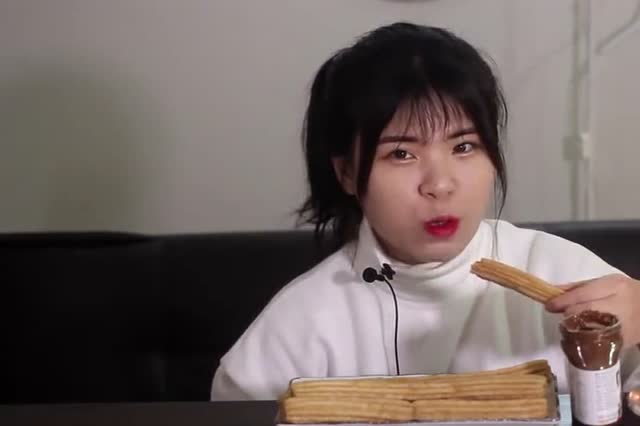 韩国大胃王donkey妹妹吃吉事果,一口就吃掉一根,厉害!