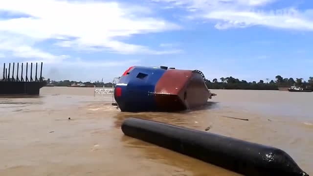 说翻就翻的大船,就跟小船一样!