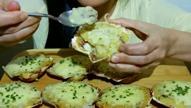 美女吃扇贝,加了很多佐料怎么吃都过瘾