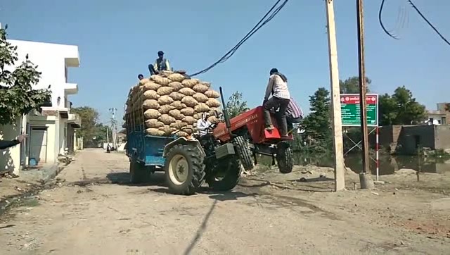 拖拉机严重超载,现已陷入小坑中,你觉得他们会怎么办?