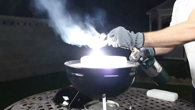 干冰遇到点燃的镁会发生什么?实验结果有点吓人,请勿模仿!