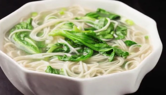 茼蒿清汤面最好吃的做法,三分钟就能搞定,喜欢的赶紧试试!