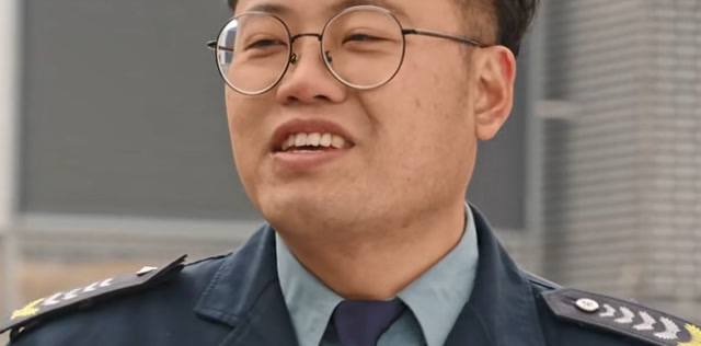 《乡村爱情》宋晓峰刚降成保安,就被瓶底子给欺负了,太心酸了