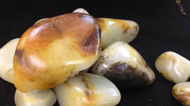 千年老树下挖出一石头,竟是价值50万和田玉