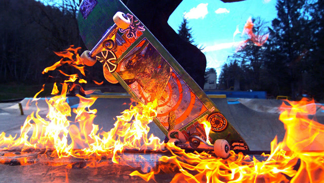 热血少年上演精彩火焰滑板秀 超燃炫技带来视觉盛宴