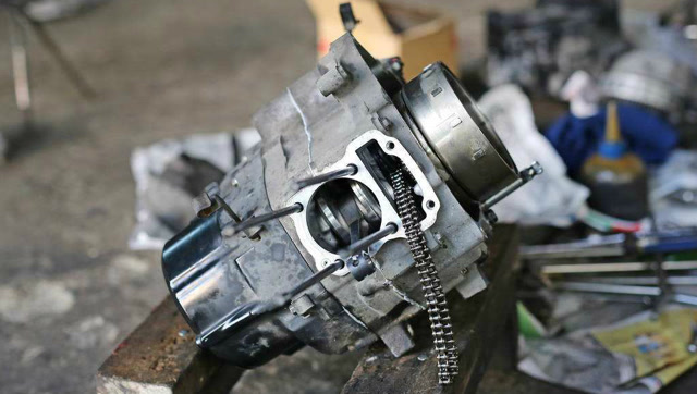 德国工人维修摩托车发动机全程超严谨这大概就是工匠精神吧