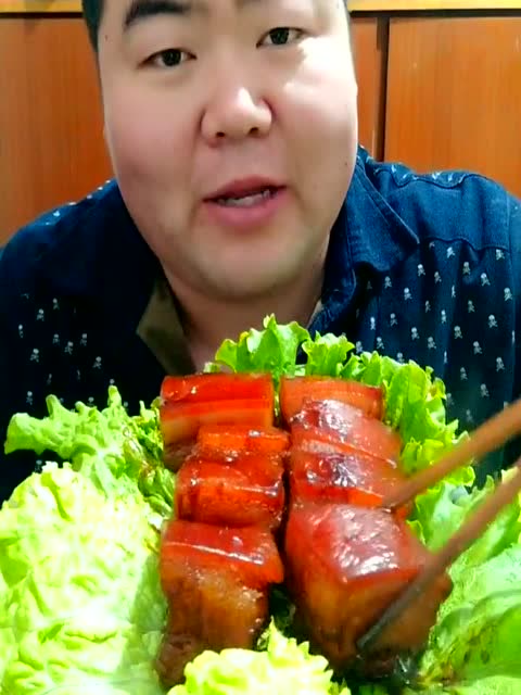 东北大胖哥刚出锅的可乐五花肉,大口吃肉真爽!
